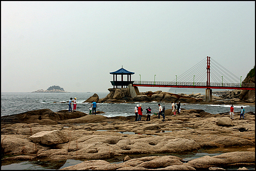 돌산이었던 것을 항구만든다고 폭파시켜 암반형태로만 남았다 합니다. 